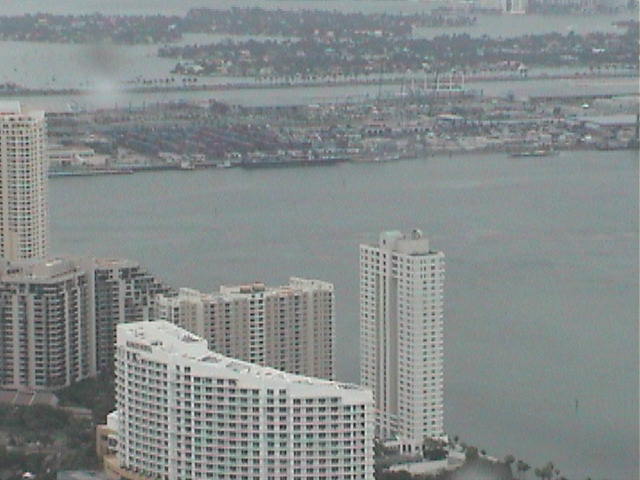 EL de la derecha era el edificio donde vivia...